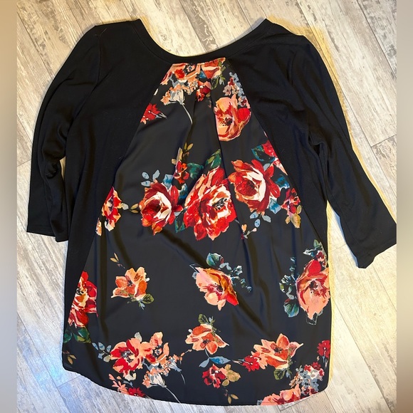 LE LIS Alante 3/4 Woven Back Knit Top - Picture 7 of 7